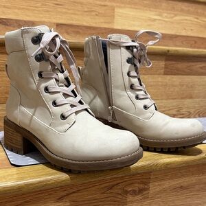 Crown Women's Lace Up Cream Boots